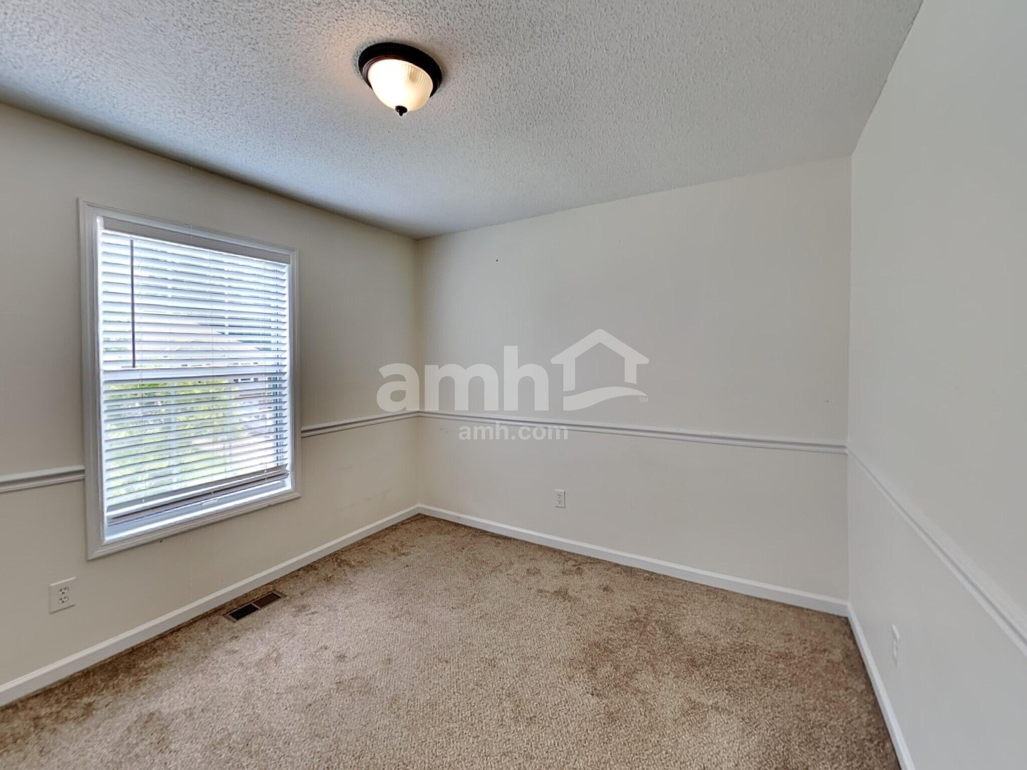 Building Photo - 502 Silver Maple Ln