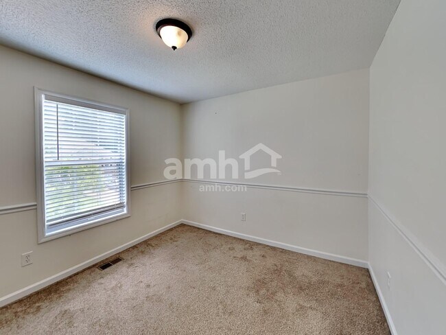 Building Photo - 502 Silver Maple Ln