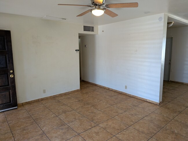 Building Photo - 3652 W Vernon Ave