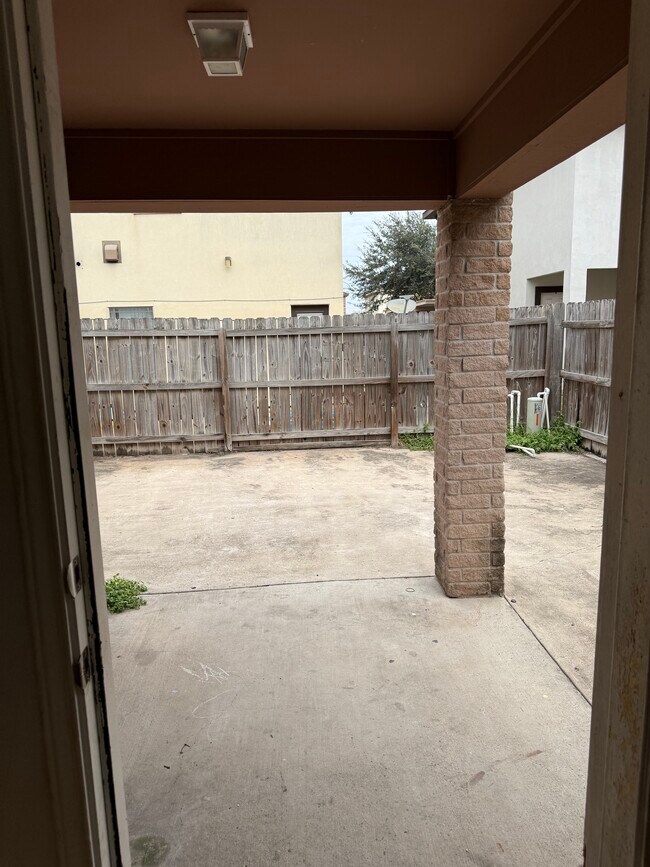 Building Photo - 1304 W Kiwi Ave