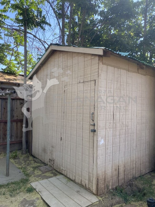 Building Photo - Cute 2 Bedroom/ 1 bathroom home
