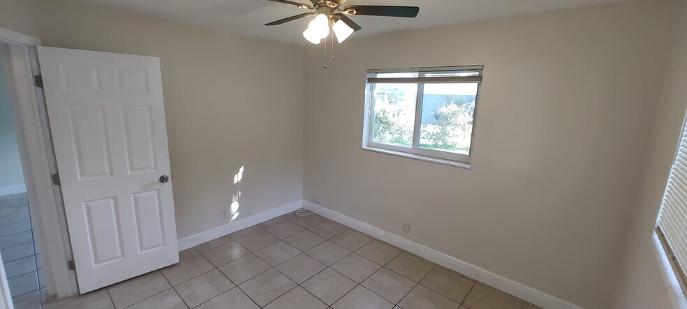 Building Photo - 2504 NW 9th Ln