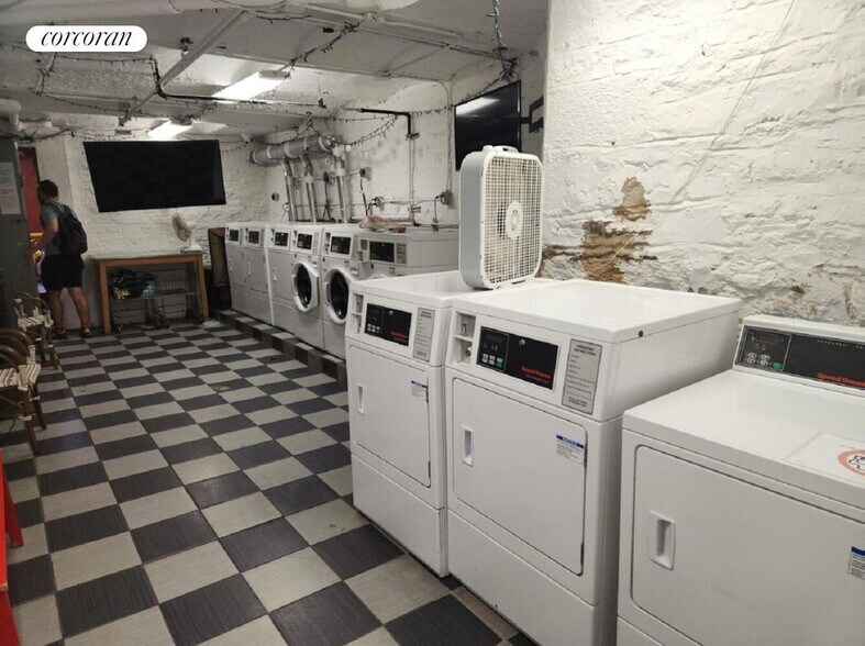 Building Photo - 283 E 4th St