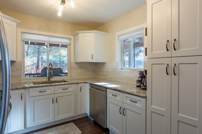 Building Photo - 1810 Shenandoah Dr