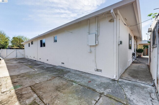 Building Photo - 1450 Kolln St