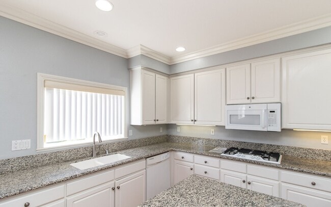 Building Photo - Spacious 6 Bedroom Home With Huge Backyard!