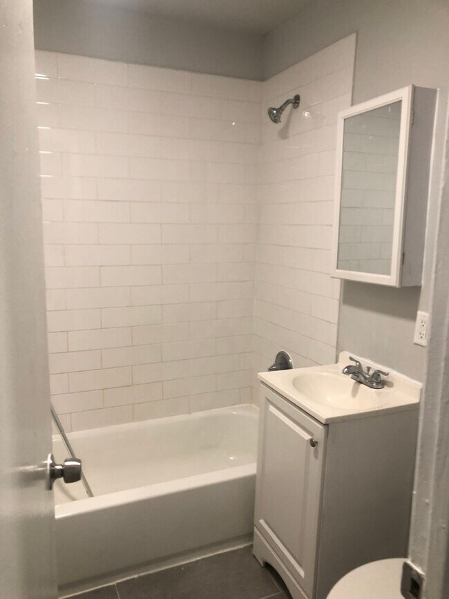 Building Photo - 2 bedroom 1 bathroom recently renovated in Baltimore city