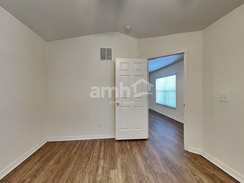 Building Photo - 10231 Lakeside Vista Dr