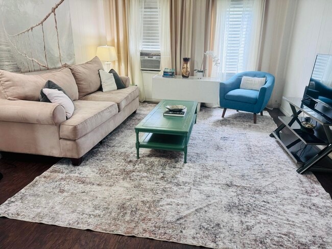 Building Photo - 204 S M St