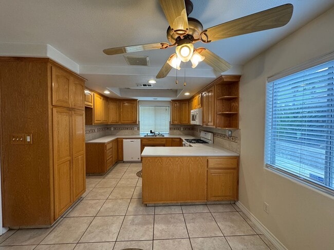 Building Photo - NE Bakersfield home with a sunroom!