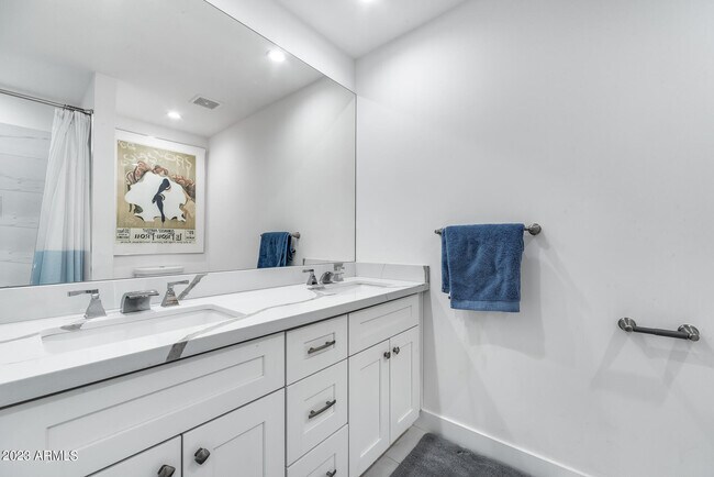 Building Photo - 8618 N Timberlane Dr