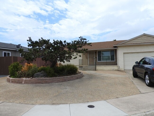 Building Photo - 3 Bedroom House in quiet neighborhood