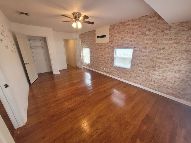 Building Photo - Gorgeous 4 Bedroom Home with Large Fenced Backyard