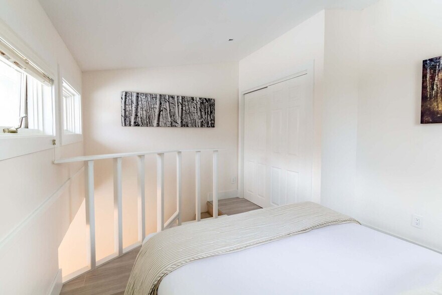 Building Photo - 900 E Hopkins Ave