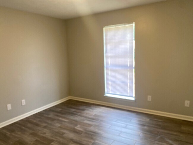 Building Photo - 12 Tricia Cv