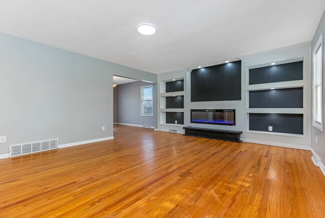 Building Photo - 11580 Highland Park