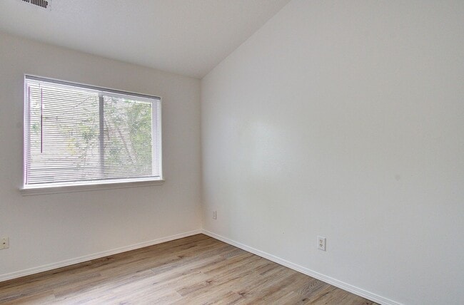 Building Photo - Charming 3bd, 2ba townhome in Bagley Downs...