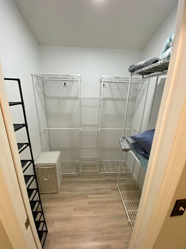 Building Photo - Gorgeous 3 + 2 Turnkey ANNUAL Lease w/Soak...