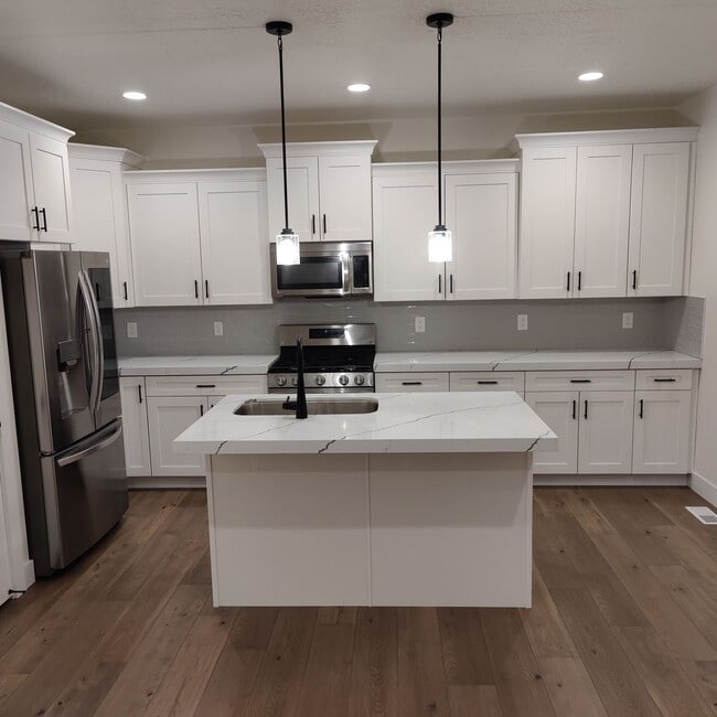 Building Photo - Beautiful-Pristine 4 Bedroom Condo for Rent in Midvale