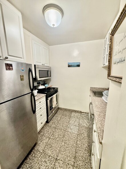 Building Photo - 425 E 63rd St