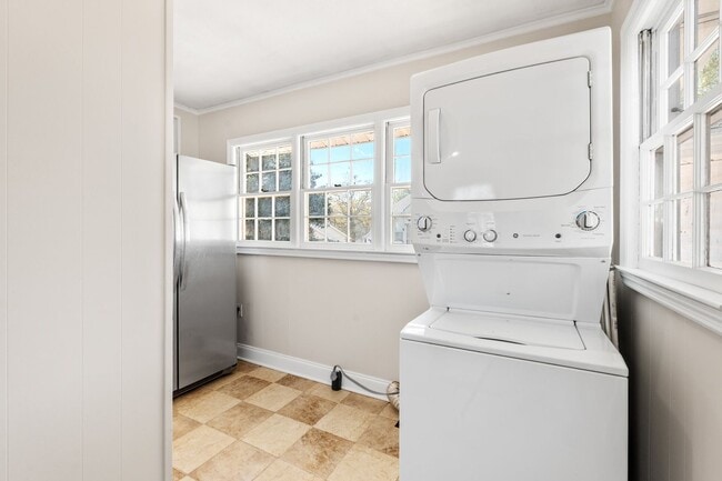 Building Photo - ELECTRICITY INCLUDED on this Renovated 2 B...