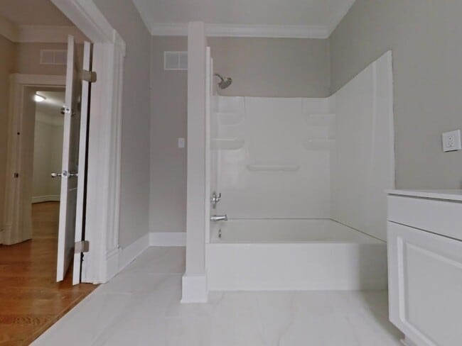 Building Photo - 304 Oakwood St