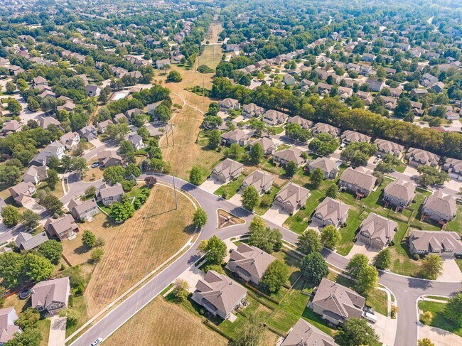 Building Photo - {13862} Spacious townhome in Prime Location + Maintenance Provided Community + Neighborhood Pool ...