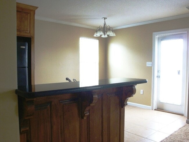 Building Photo - Charming 3BR/2BA Home with Fenced Yard, Ga...