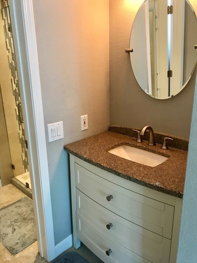 Building Photo - Beautiful View!! 2 Bed/2 Bath Condo, Hayward