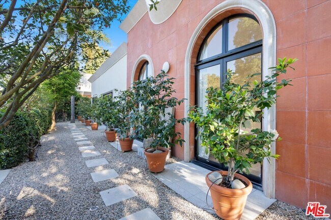 Building Photo - 2328 San Ysidro Dr
