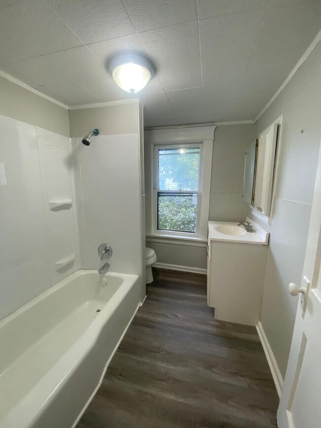 Building Photo - Spacious 3-Bed Single-Family Home in Quiet Kenmore Neighborhood