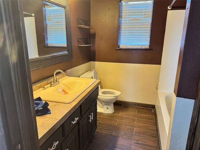 Building Photo - 353112 E 860 Rd