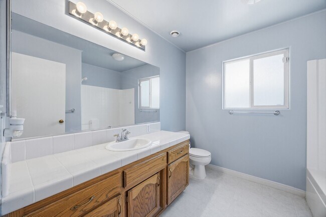 Building Photo - 5809 Roscomare St