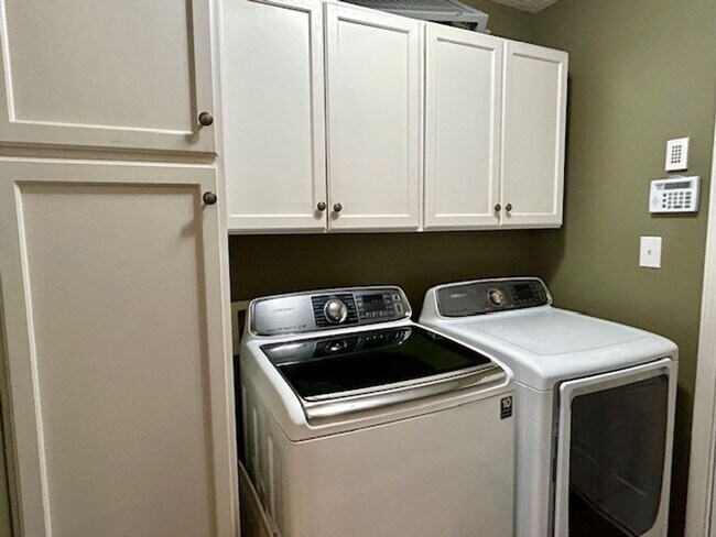 Building Photo - Beautiful 2 Story, 4 Bedroom, with a Full ...