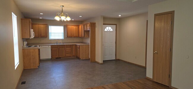 Building Photo - 3 Bedroom 2 Bathroom close to Missouri State University for $1295!