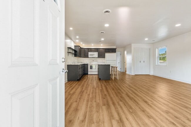 Building Photo - Charming and Private 1 Bedroom- Thursday 7...