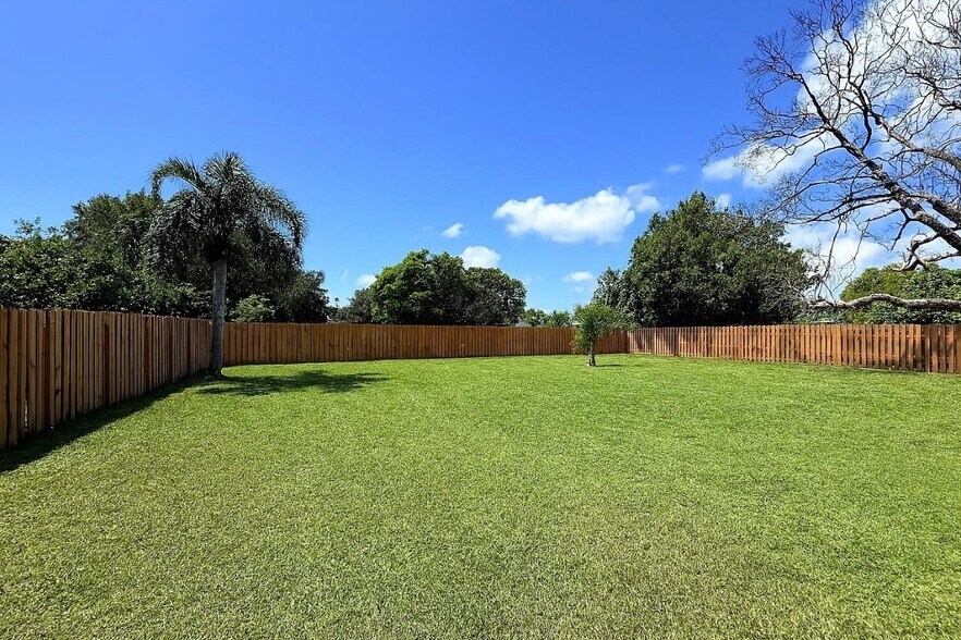 Building Photo - 2055 SE West Dunbrooke Cir