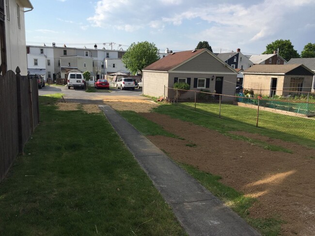 Building Photo - Just renovated 3 bed 2 bath home in emmaus.