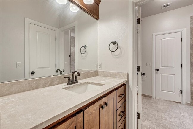 Building Photo - Gorgeous Executive Home - Open Plan - Stor...