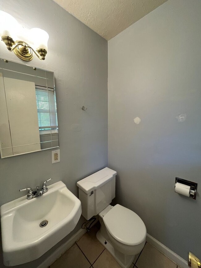 Building Photo - very private 3 bedroom 1.5 bath rental hom...