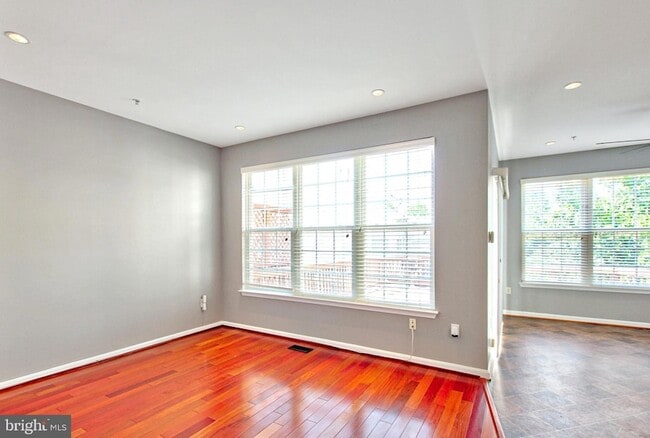 Building Photo - 9902 Woodview Dr