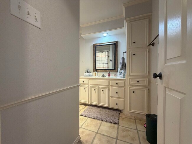 Building Photo - 1021 Kirby Ave