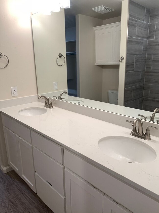 Building Photo - 3 bedroom duplex in Newcastle!