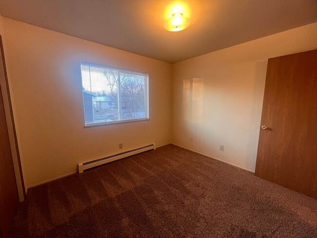 Building Photo - Spacious Two Bedroom Upper Apartment with Laundry in Unit!