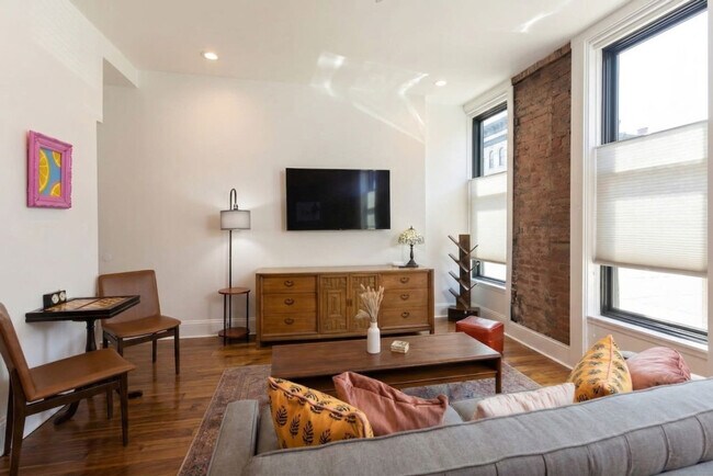 Building Photo - 152 E McMicken Ave