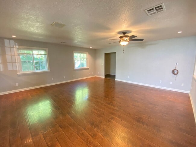 Building Photo - Charming, remodeled, country style home in private Simi Valley location.