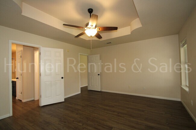 Building Photo - Move-In Ready Gem with Spacious Backyard