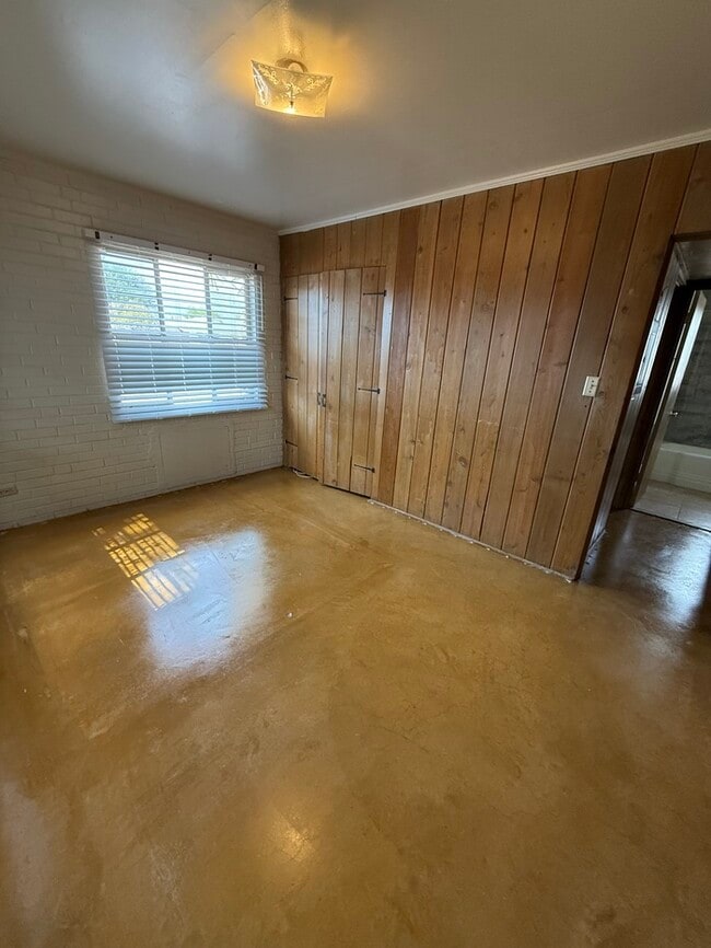 Building Photo - 2536 E Linden St