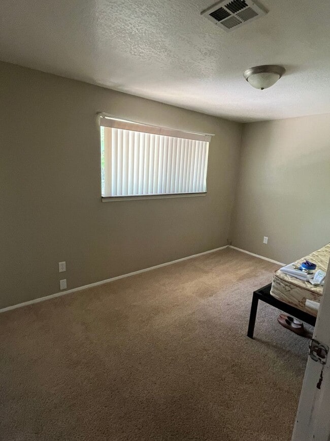 Building Photo - Private bedrooms available in Spacious Home