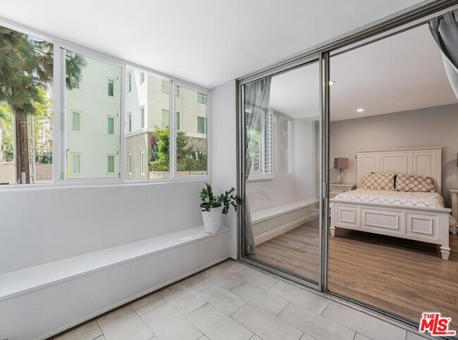 Building Photo - 441 N Oakhurst Dr